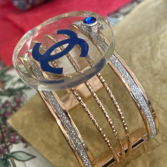 🔥Rockin Hot Originals Open Gold Cuff with Sparkle and handcrafted Lucite detail - Picture 2 of 3